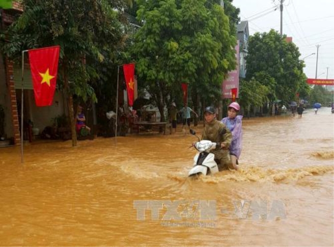 Nhiều tuyến đường ở thị trấn Sơn Dương, huyện Sơn Dương bị ngậm lụt cục bộ.